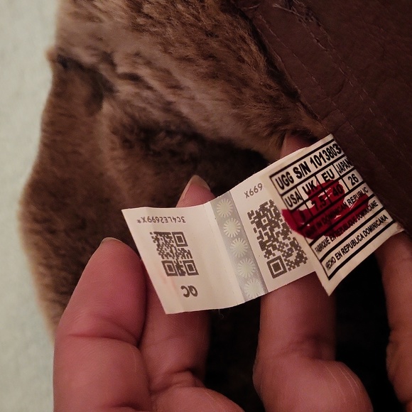 UGGS 100% AUTHENTIC EXCELLENT CONDITION (Like New) - Picture 13 of 16